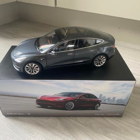 Strøken som ny 1:18 modellbil av Tesla modell 3