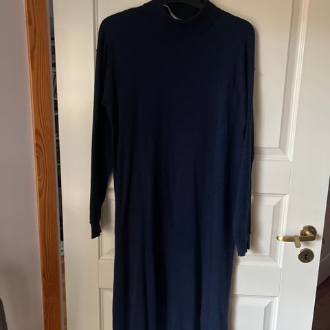 Mørk blå kjole str M fra Moods of Norway