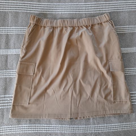 Nytt beige cargo skjørt strl 44