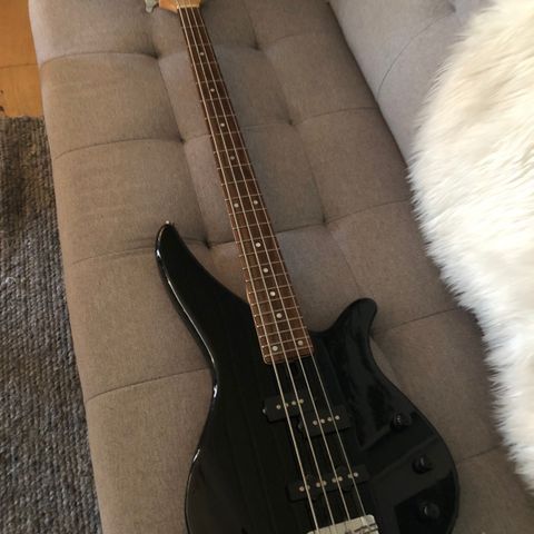 Pent brukt Yamaha el-bass