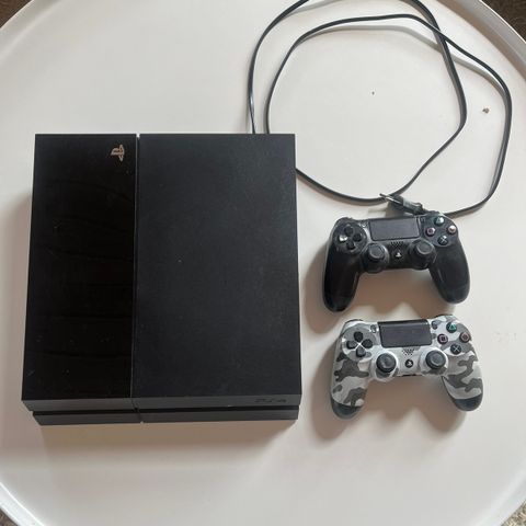 Selger playstation 4/ps4 med to kontrollere