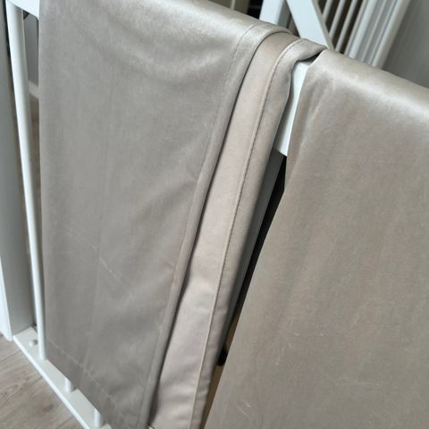 4 stk Mali velour gardin beige fra Kid 135x240 (pris per stk)