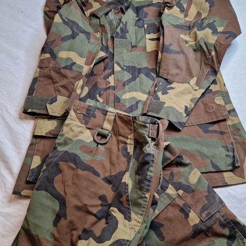 Woodland camo uniform med Junglehat.  Rip-stop