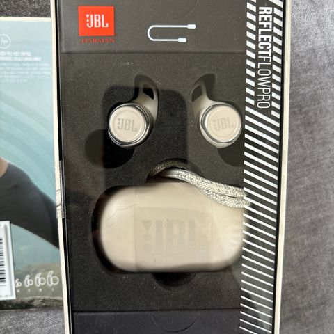 Ubrukte JBL Reflect Flowpro Bluetooth hodetelefoner selges