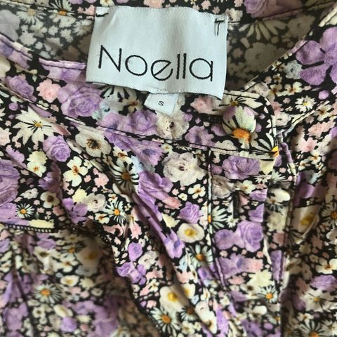 Nydelig småblomstrede bluse i str S fra Noella