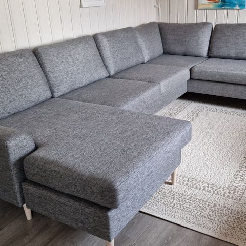 Grå hjørnesofa med sjeselong