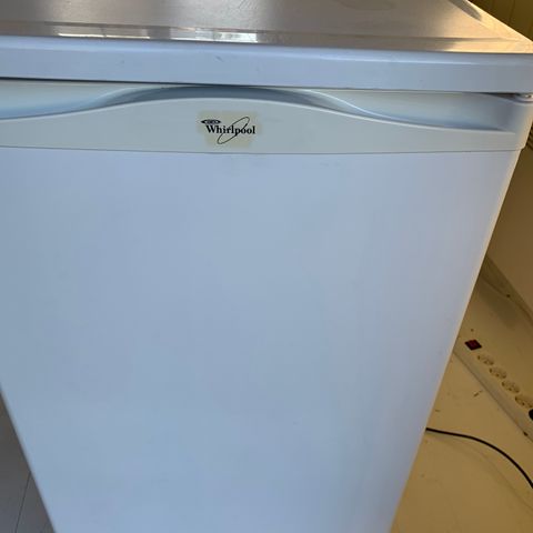 Lite kjøleskap fra Wirlpool selges