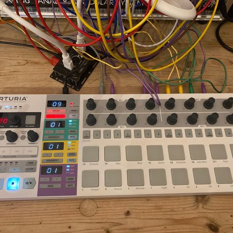 Arturia Beatstep Pro sequencer