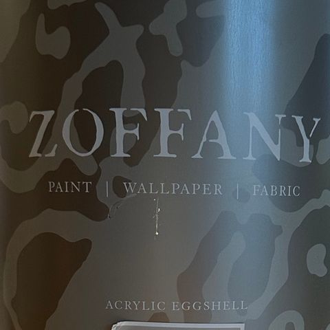 Maling til treverk og lister fra Zoffany i fargen Silver selges for 250kr