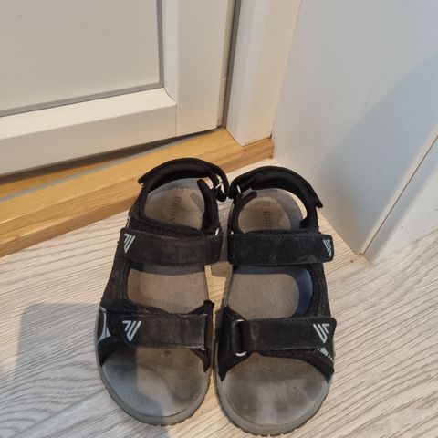 Pent og lite brukte sandaler i str 30