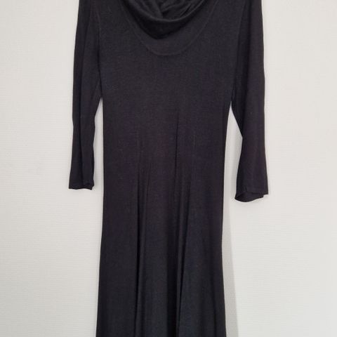 Veldig fin svart kjole fra Cubus med vid rullekrage i strl. S