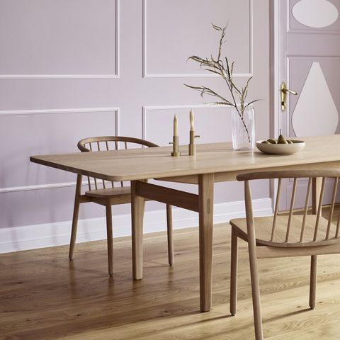 Heltre spisebord av eik med plass til 8 pers, Norsk design