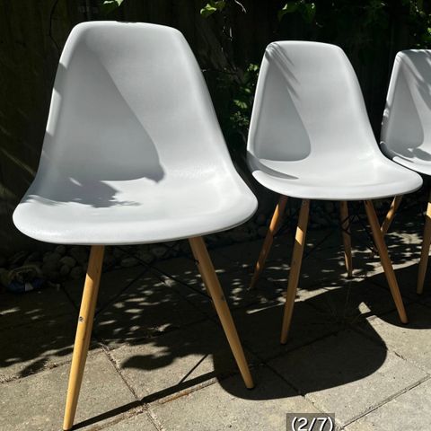 2 stk hvite stoler m/ stolben i tre og sorte stag