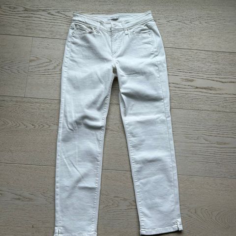 Hvite stretchjeans fra Cambio selges. Som nye! Str. 36 (38)