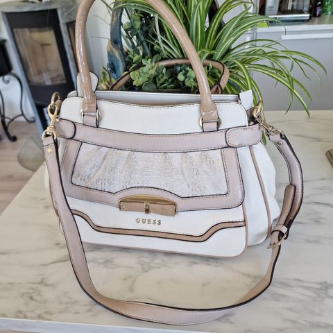 Guess skulderveske,  off white m beige nyanser.