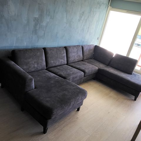 Sort veloursofa