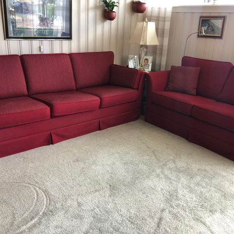Nydelig, klassisk rød sofa 2+3 selges samlet. OBS! STÅR PÅ HAMAR!