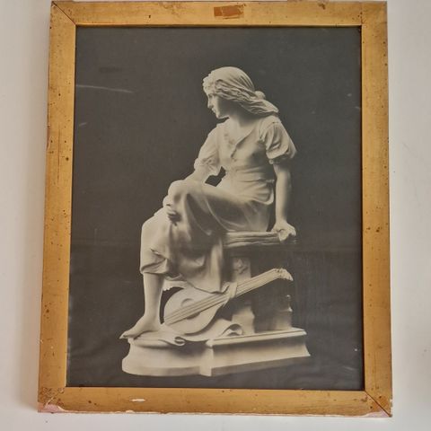 Gammelt bilde. Ung kvinne med mandolin. Statue. Eugene  Antoine Aizelin.