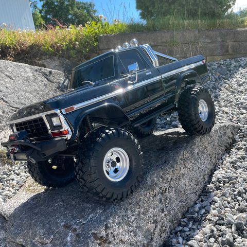 Traxxas TRX-4 Ford F150 Sort, Fullt lyssett, Winch og Inkl. Lader  INKL. FRAKT !