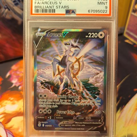 Arceus V pokemonkort fra Brilliant Stars i psa condition selges