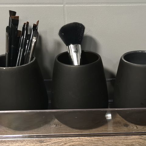 3 stilrene og moderne tannbørsteholdere eller makeup organisering og brett.