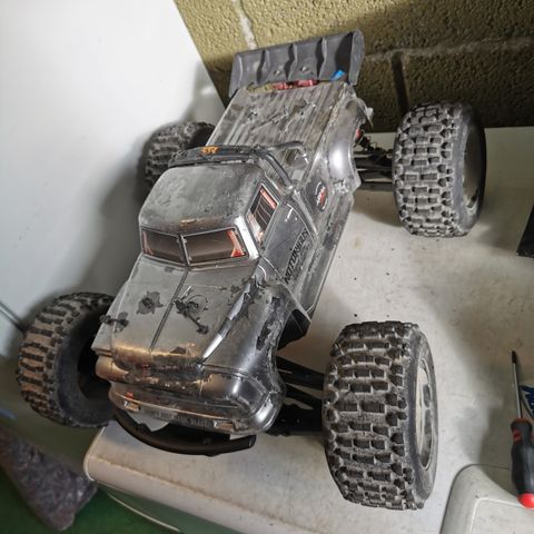 Arrma notorious 6s med litt oppgraderinger