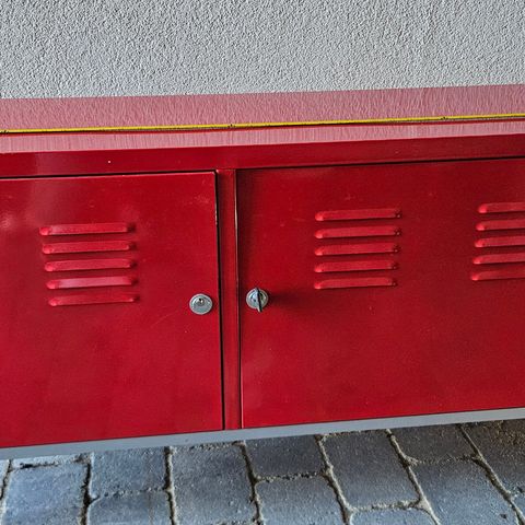 Ikea  PS  Rødt metalskap