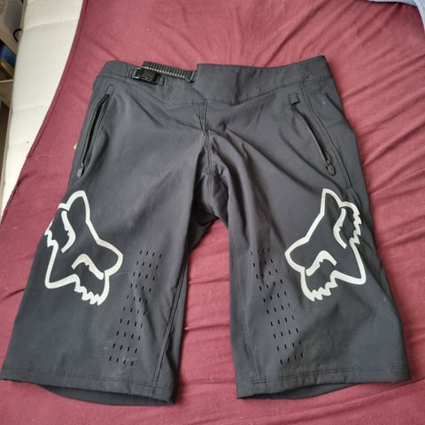 FOX DEFEND SHORTS - SORT størrelse 32/M