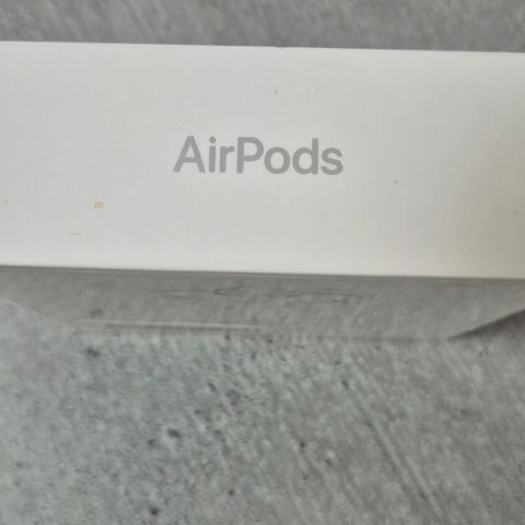 Apple AirPods w/charging Case White