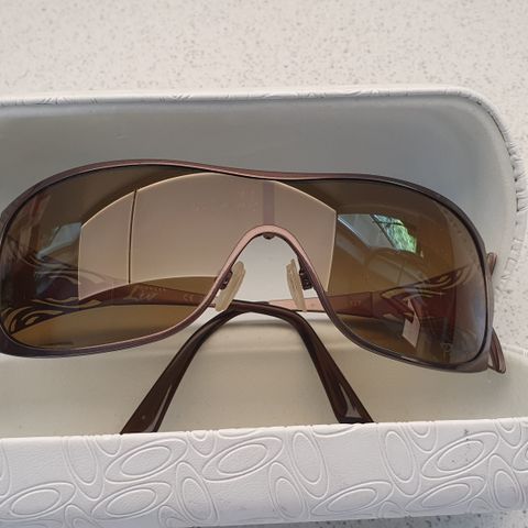 Oakley Liv Polarised med etui