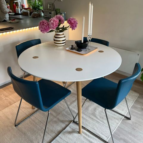Bord med fire stoler fra IKEA