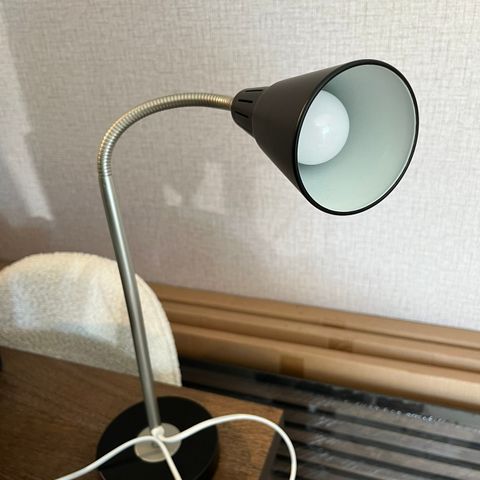 Sort skrivebordslampe fra IKEA
