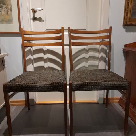 2 stk. ant. 1950/60 talls design stoler i teak m/nyere omtrekking