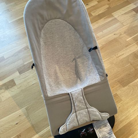 Baby Björn vippestol i beige/gråmelert