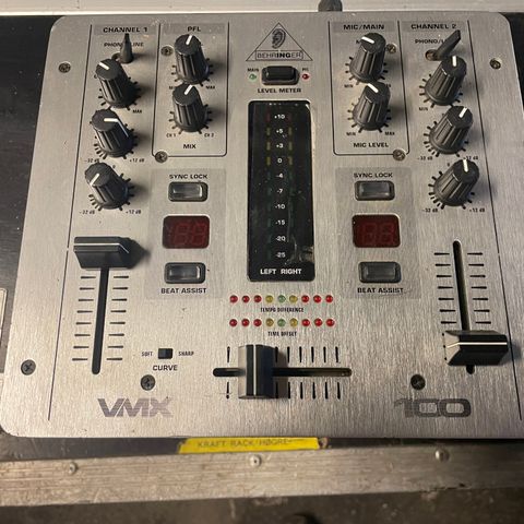 DJ Mixser Behringer VMX 100 Pro