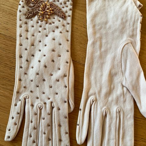 Vintage: Kule kjolehansker med broderte gullperler, offwhite