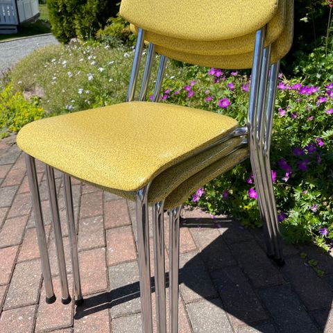 Rørstoler med gult skaitrekk.  Ero Stål & Stil. Pris pr stk