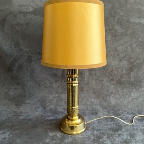 Vintage lampe i "chunky" messing!