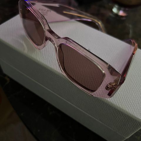 Prada signature solbriller i transparent peach/ight brown