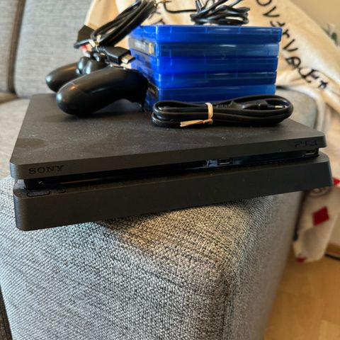 PlayStation 4 - slim,  med 6 spill