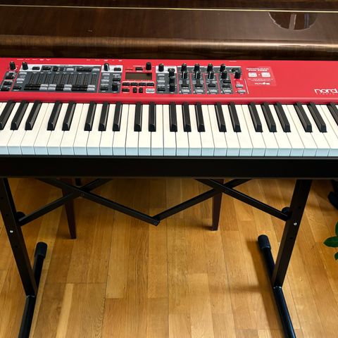 Nord Electro 6HP med softcase og sammenleggbart stativ