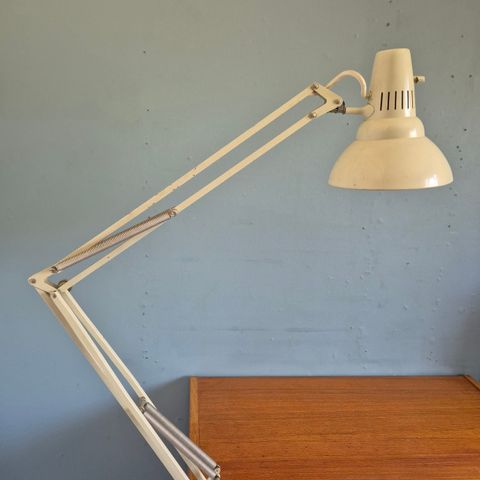 Luxo L1. Vintage norsk designlampe. I meget god stand med litt patina!