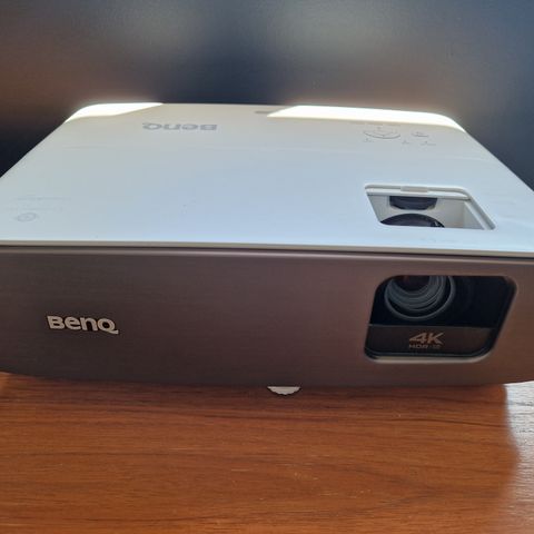 BenQ W2700 4k projektor