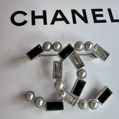 Redesignet Chanel Brosje 🤍