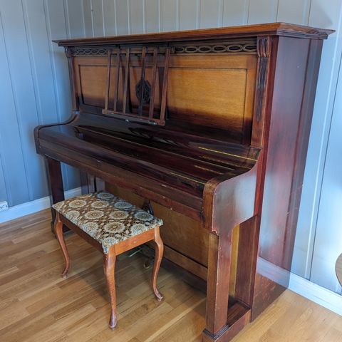 Flott gammelt piano gis bort mot henting