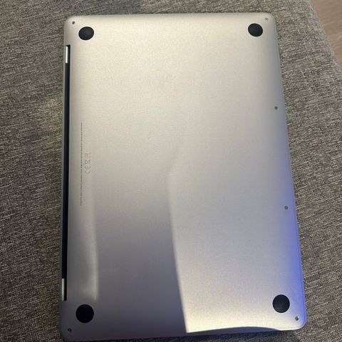 MacBook pro 13 M2 2022 8/256gb (sølv)
