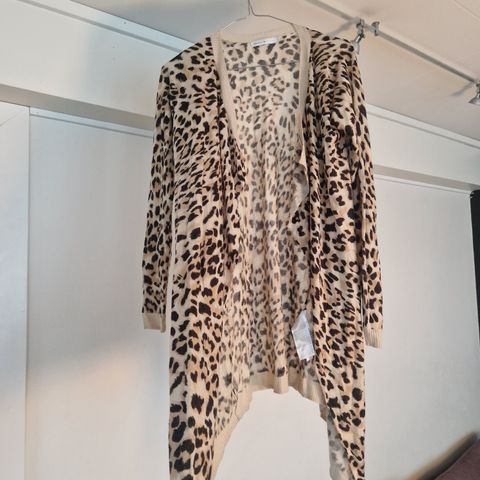 Cardigan med leopardmønster