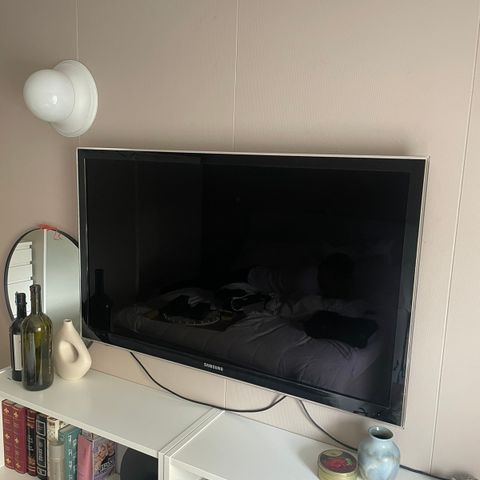 45" Samsung-TV med veggfeste