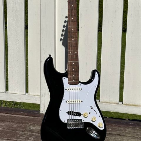 Squier Affinity Stratocaster med Seymour Duncan pickup.