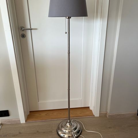 Stålampe fra ikea med grå skjerm